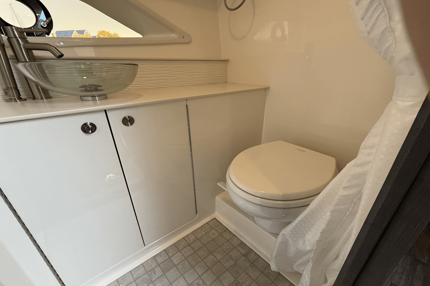 Slide: The Image of Sea Ray Sundancer 320 Outboard 2025 - 27