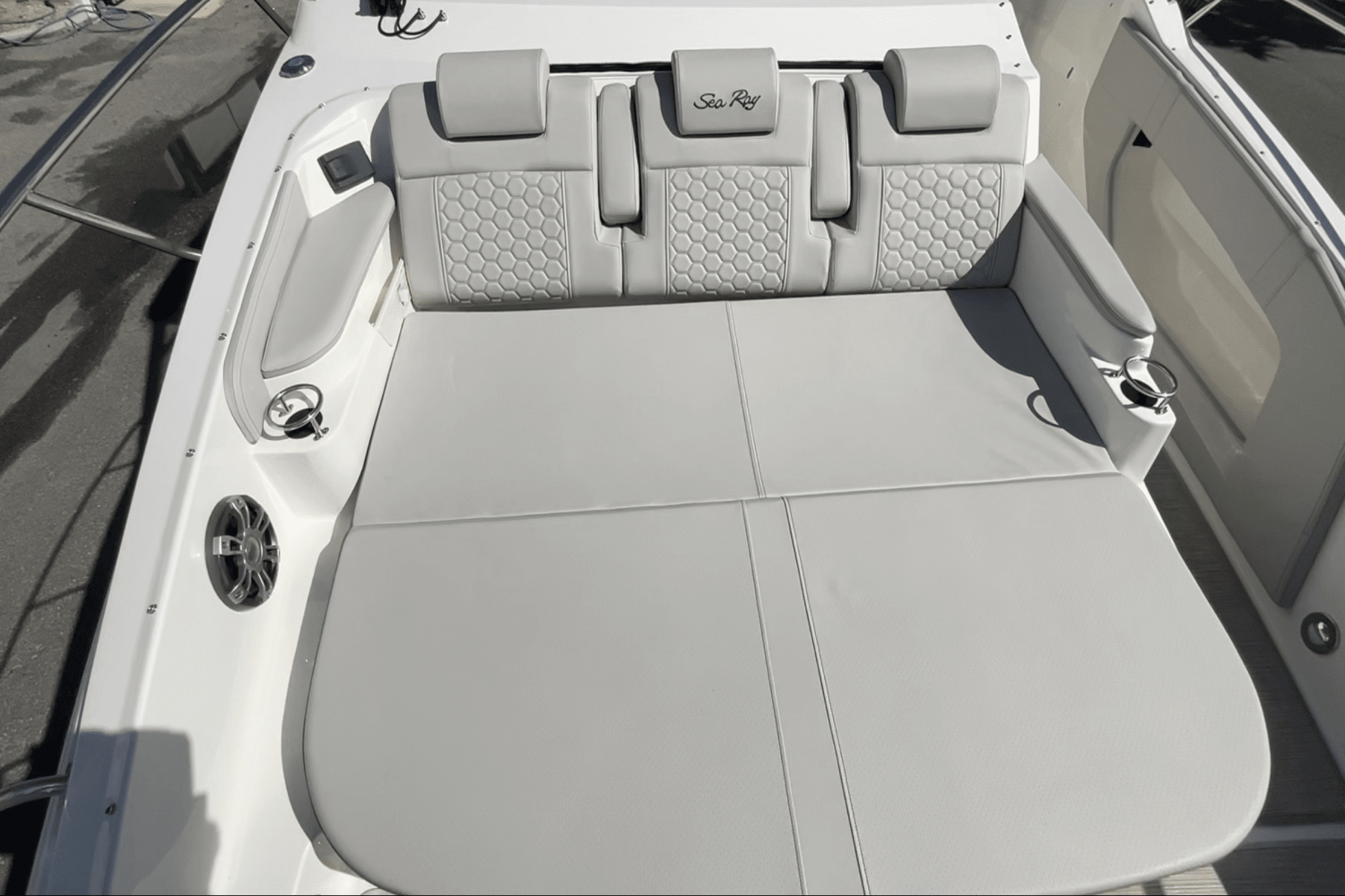 Slide: The Image of Sea Ray Sundancer 320 Outboard 2025 - 28
