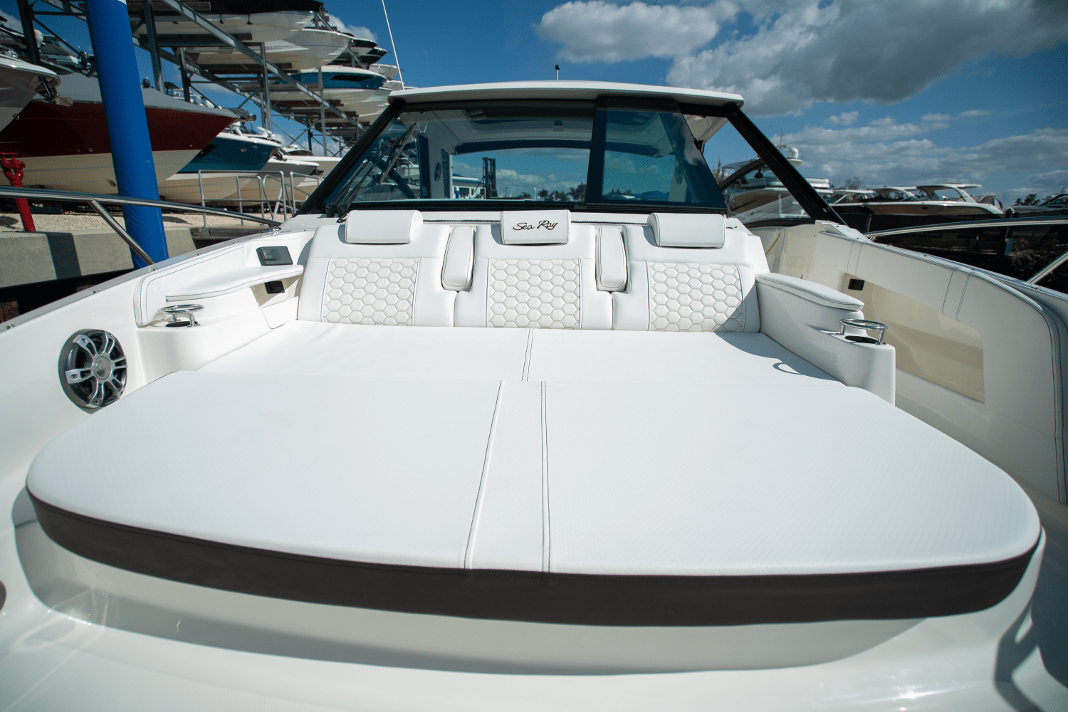 Slide: The Image of Sea Ray Sundancer 320 Outboard 2025 - 28