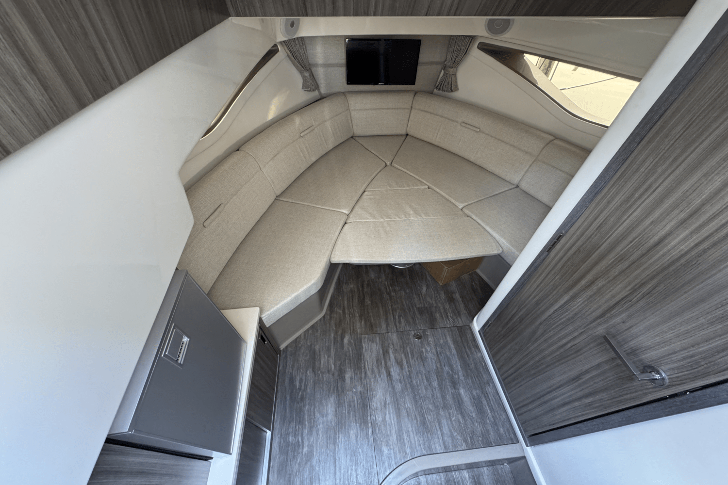 Slide: The Image of Sea Ray Sundancer 320 Outboard 2025 - 28