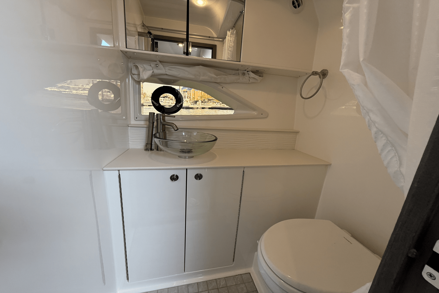 Slide: The Image of Sea Ray Sundancer 320 Outboard 2025 - 28