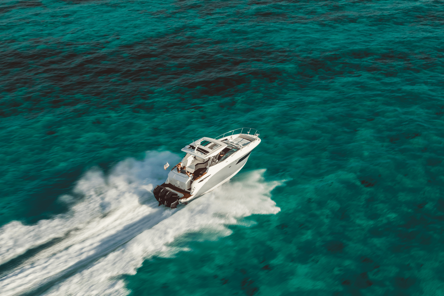 Slide: The Image of Sea Ray Sundancer 320 Outboard 2025 - 29