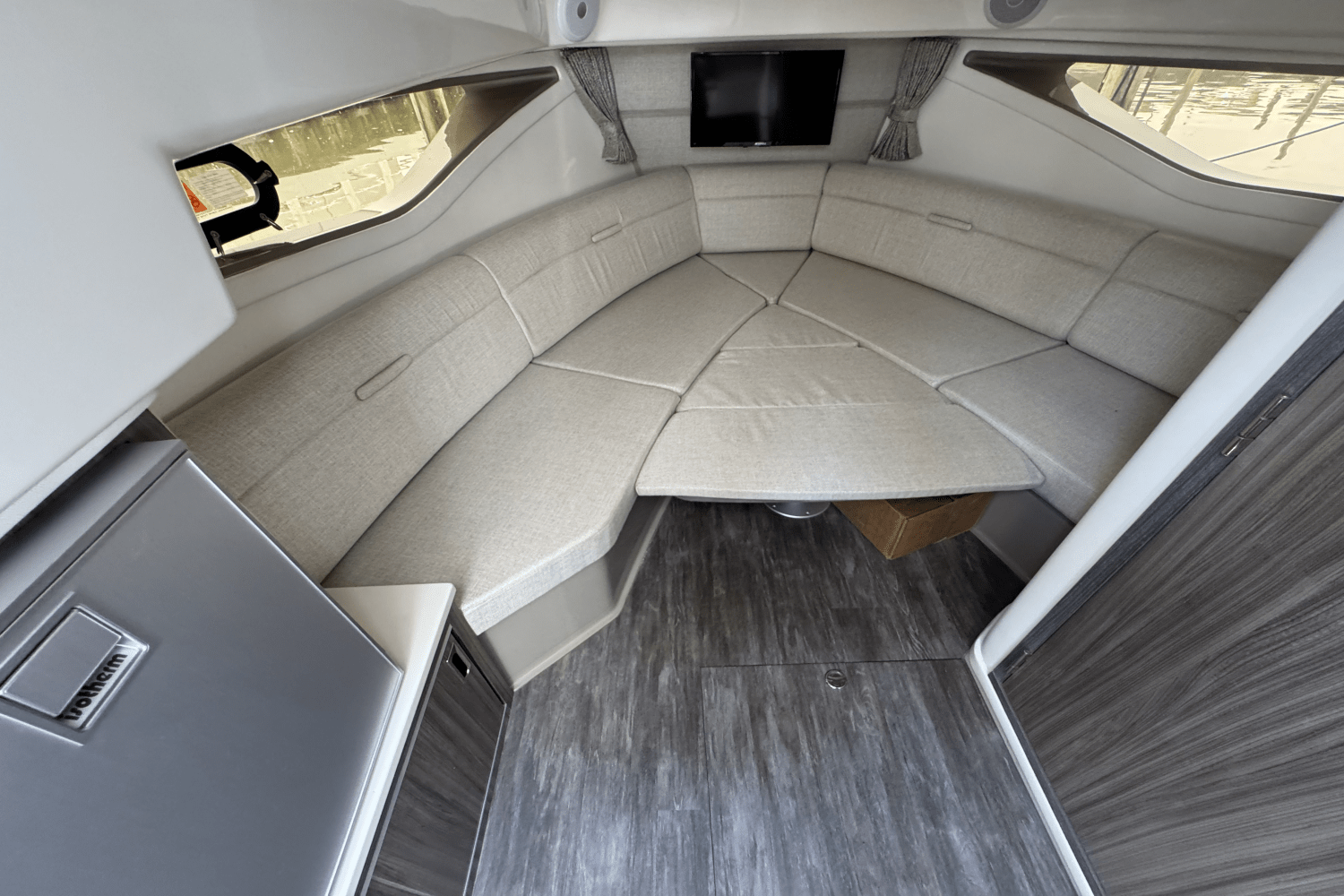 Slide: The Image of Sea Ray Sundancer 320 Outboard 2025 - 29