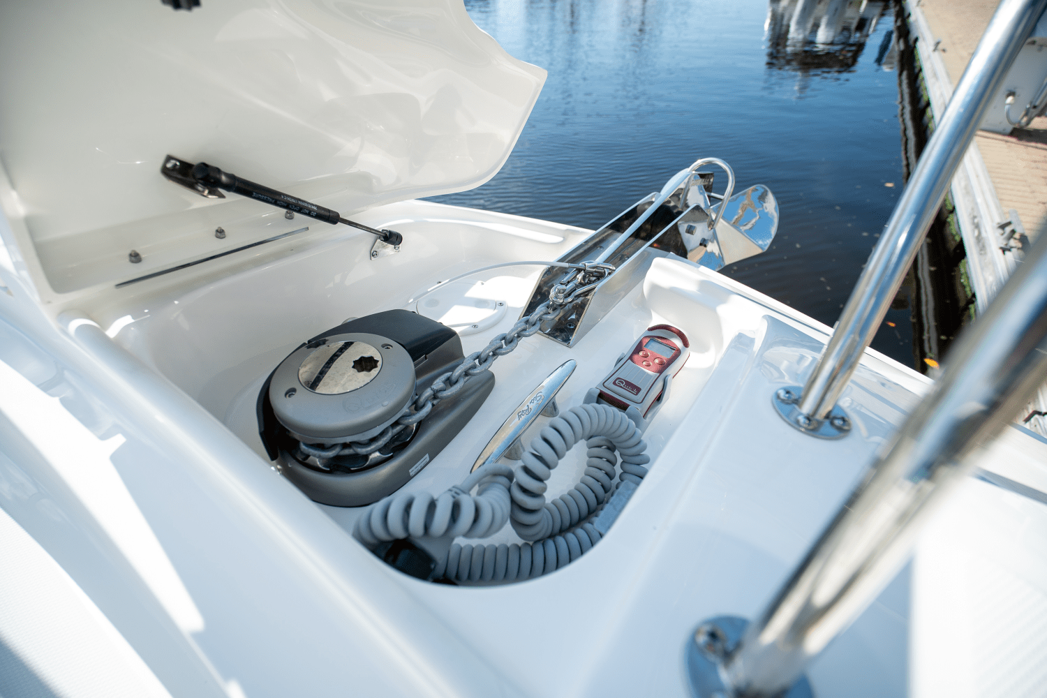 Slide: The Image of Sea Ray Sundancer 320 Outboard 2025 - 29