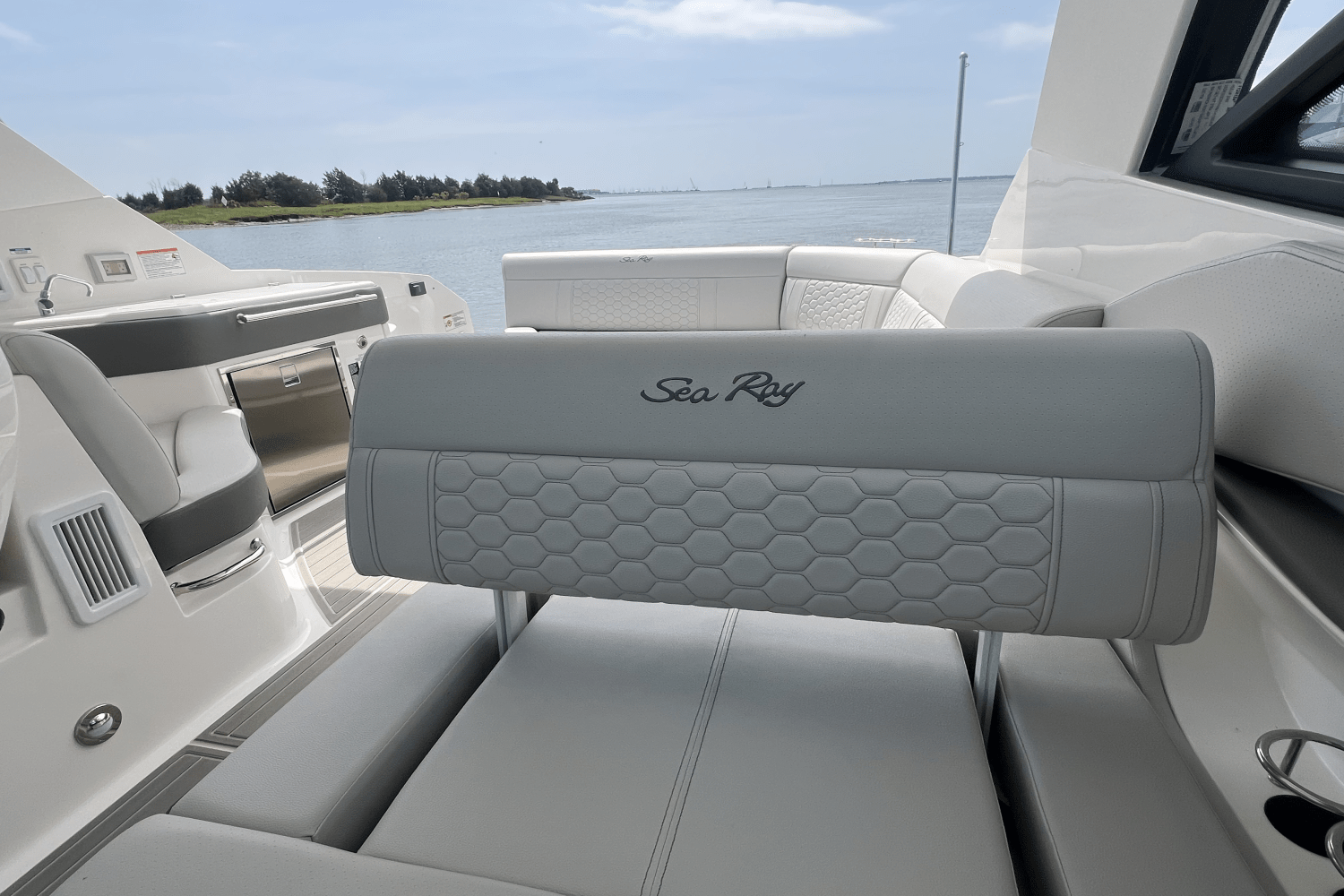 Slide: The Image of Sea Ray Sundancer 320 Outboard 2025 - 29