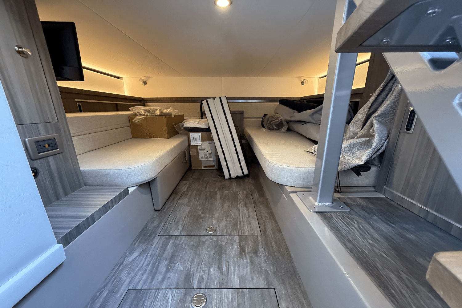 Slide: The Image of Sea Ray Sundancer 320 Outboard 2025 - 29