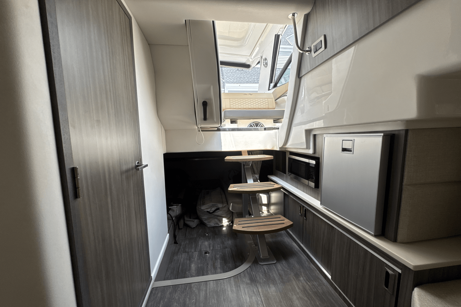 Slide: The Image of Sea Ray Sundancer 320 Outboard 2025 - 30