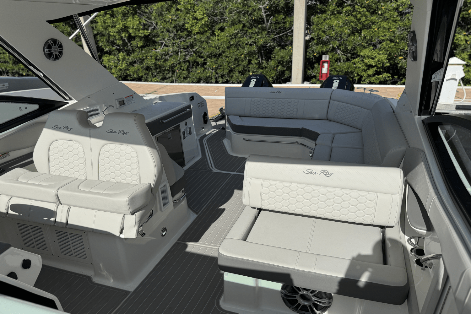 Slide: The Image of Sea Ray Sundancer 320 Outboard 2025 - 31