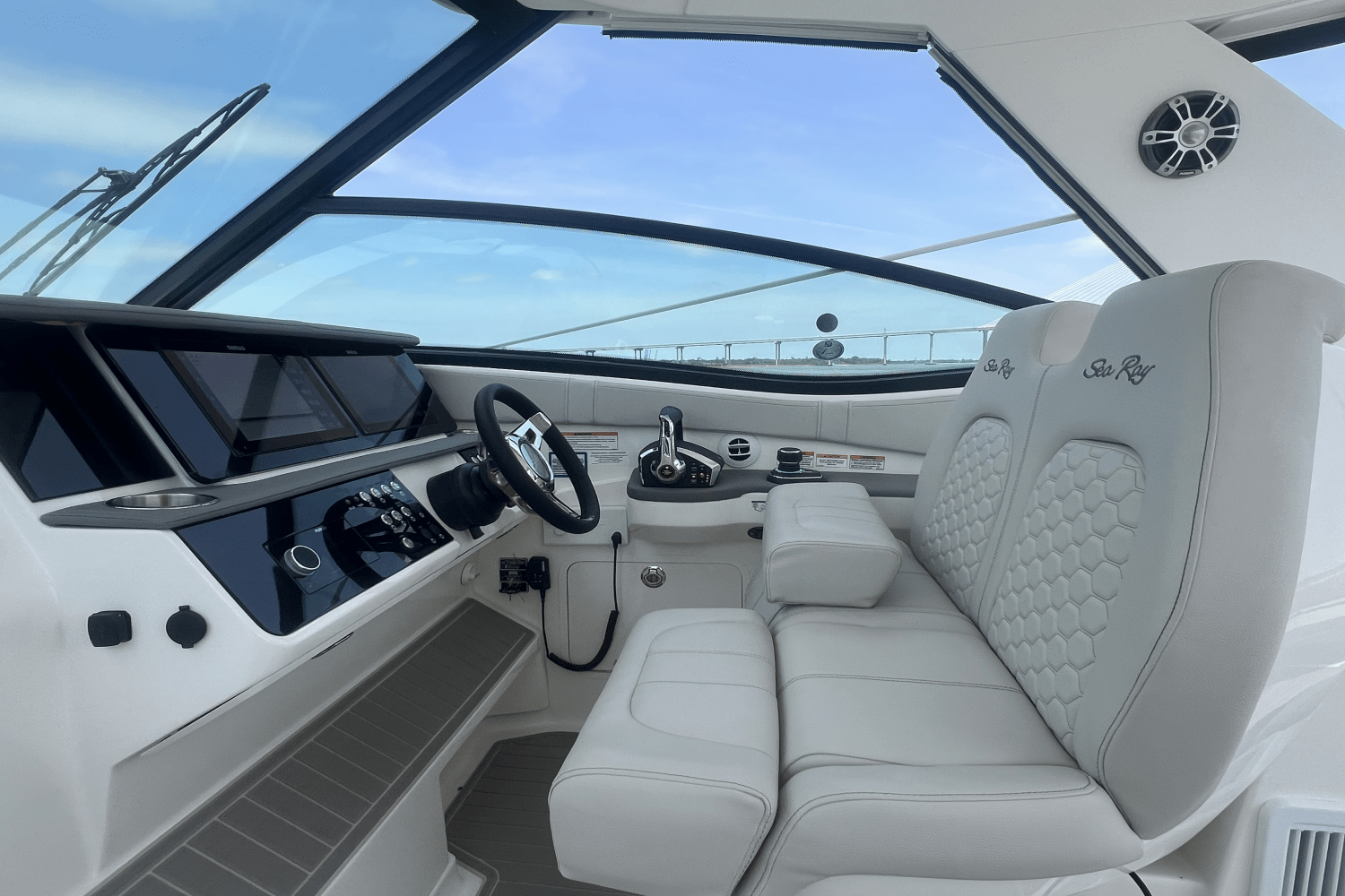 Slide: The Image of Sea Ray Sundancer 320 Outboard 2025 - 31