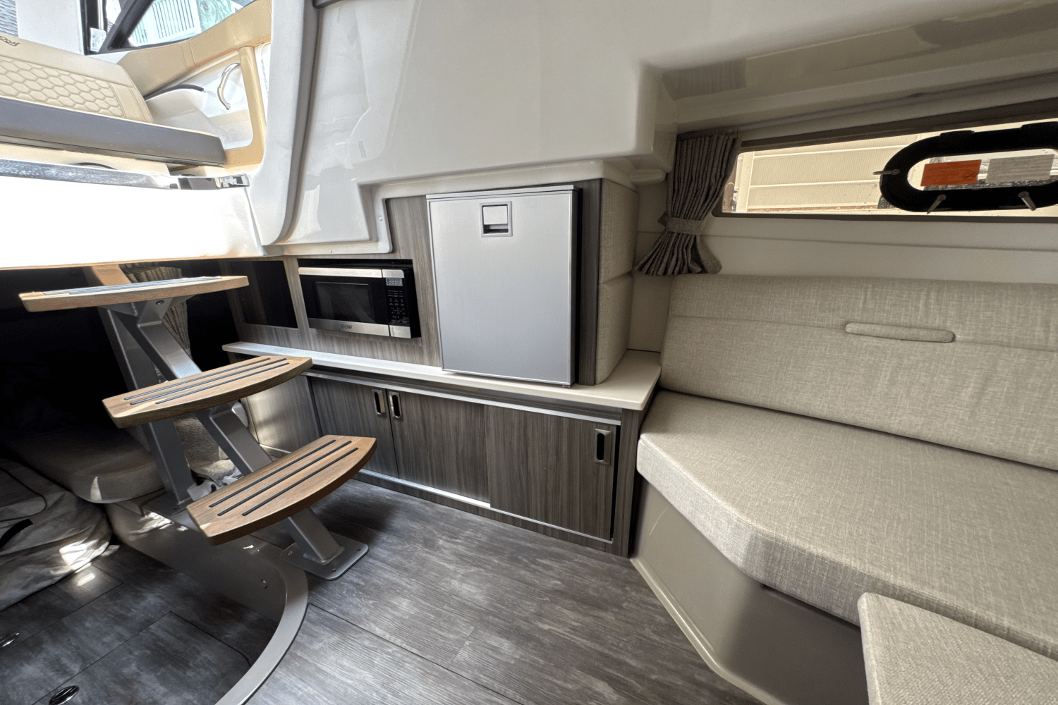 Slide: The Image of Sea Ray Sundancer 320 Outboard 2025 - 31