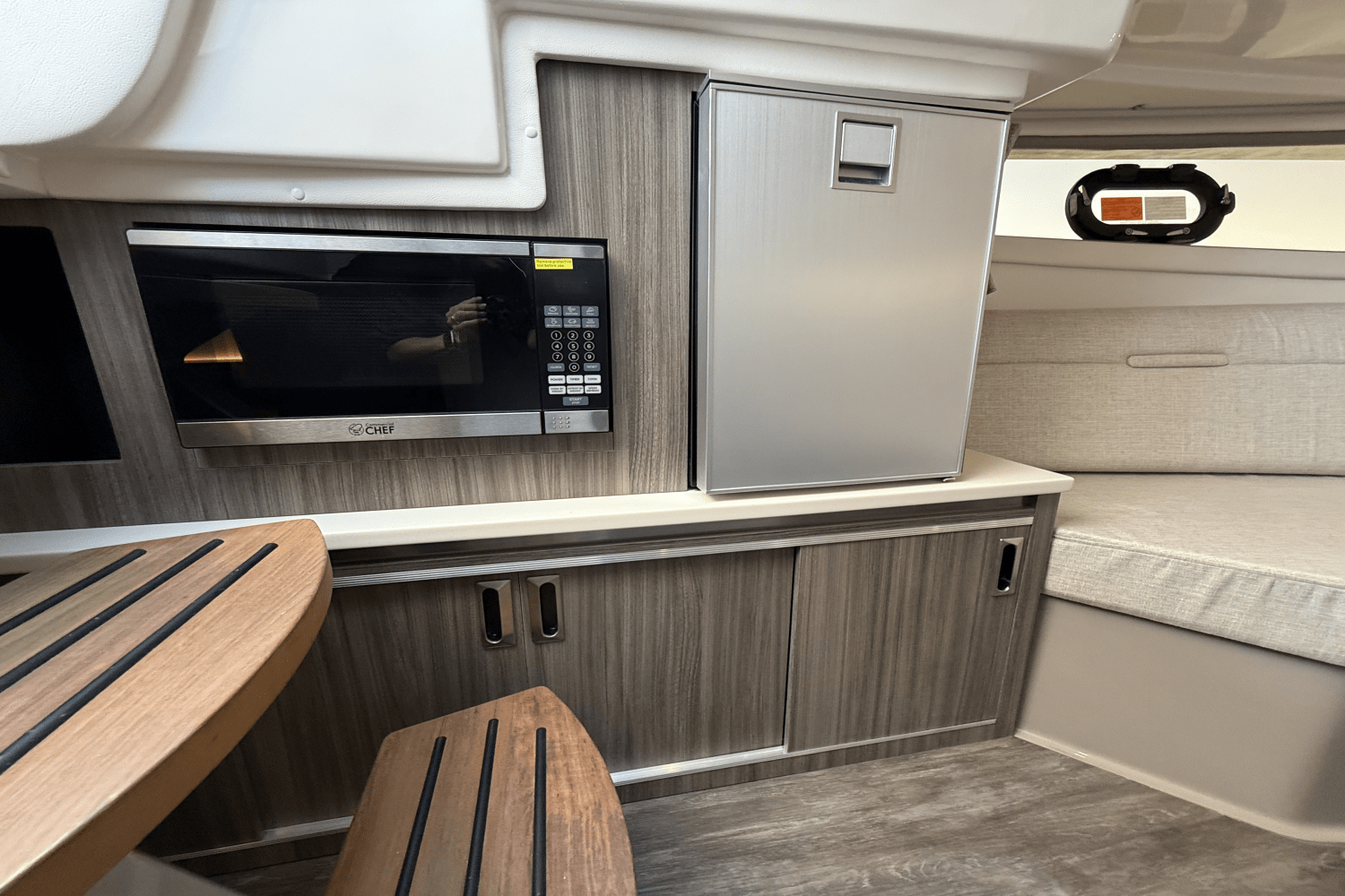 Slide: The Image of Sea Ray Sundancer 320 Outboard 2025 - 31