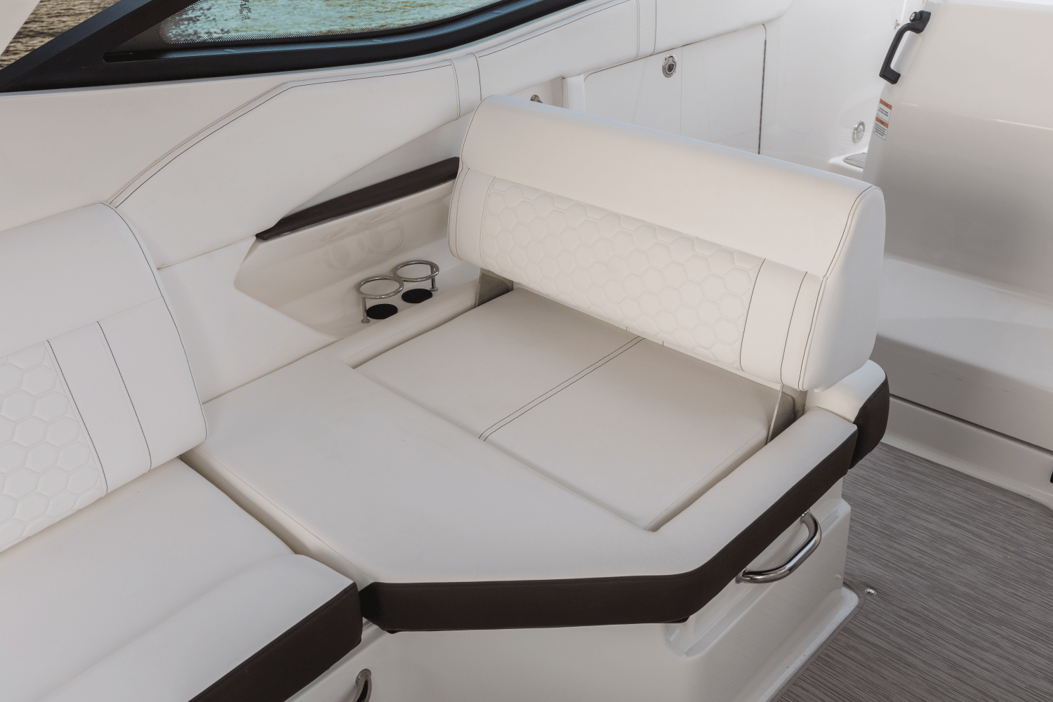 Slide: The Image of Sea Ray Sundancer 320 Outboard 2025 - 32