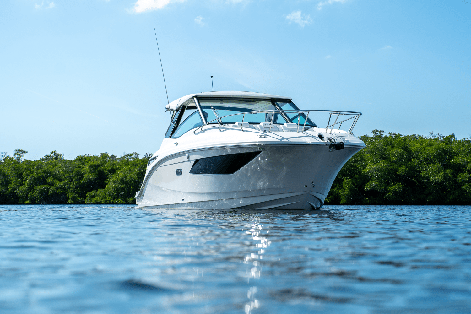 Slide: The Image of Sea Ray Sundancer 320 Outboard 2025 - 32