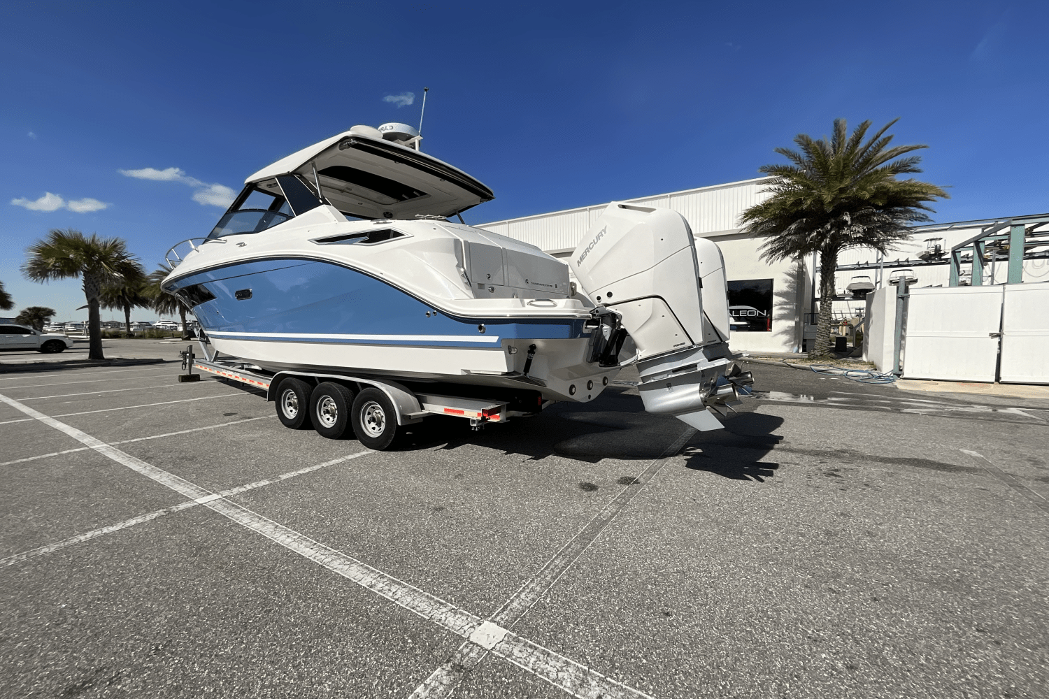 Slide: The Image of Sea Ray Sundancer 320 Outboard 2025 - 32