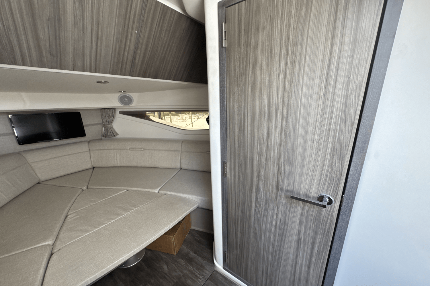 Slide: The Image of Sea Ray Sundancer 320 Outboard 2025 - 32