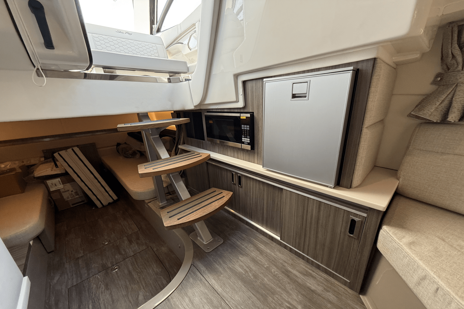 Slide: The Image of Sea Ray Sundancer 320 Outboard 2025 - 32