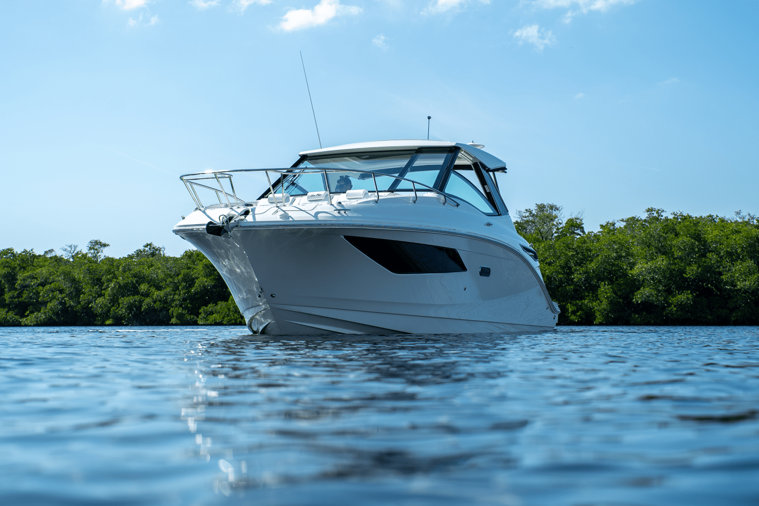 Slide: The Image of Sea Ray Sundancer 320 Outboard 2025 - 33