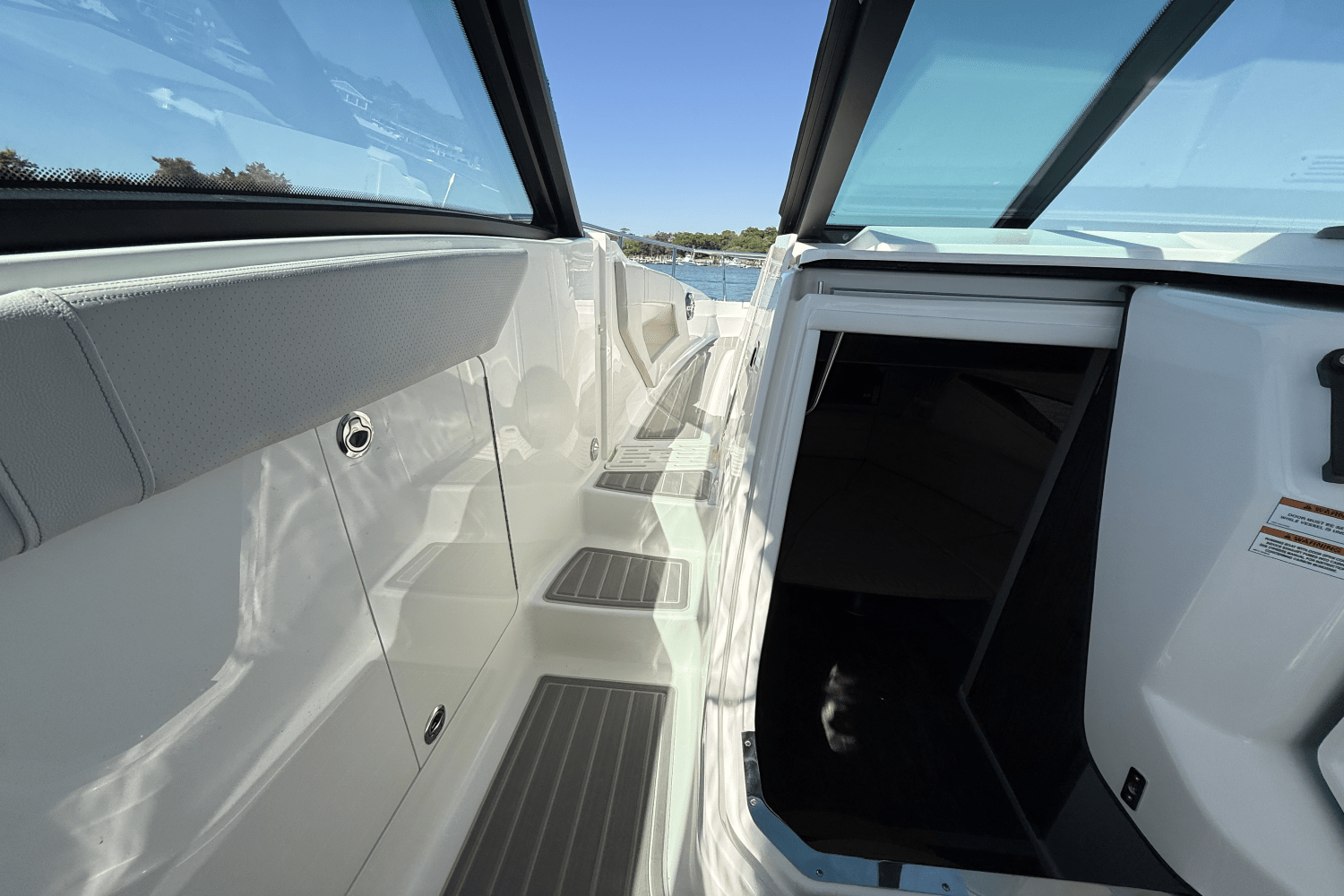 Slide: The Image of Sea Ray Sundancer 320 Outboard 2025 - 33