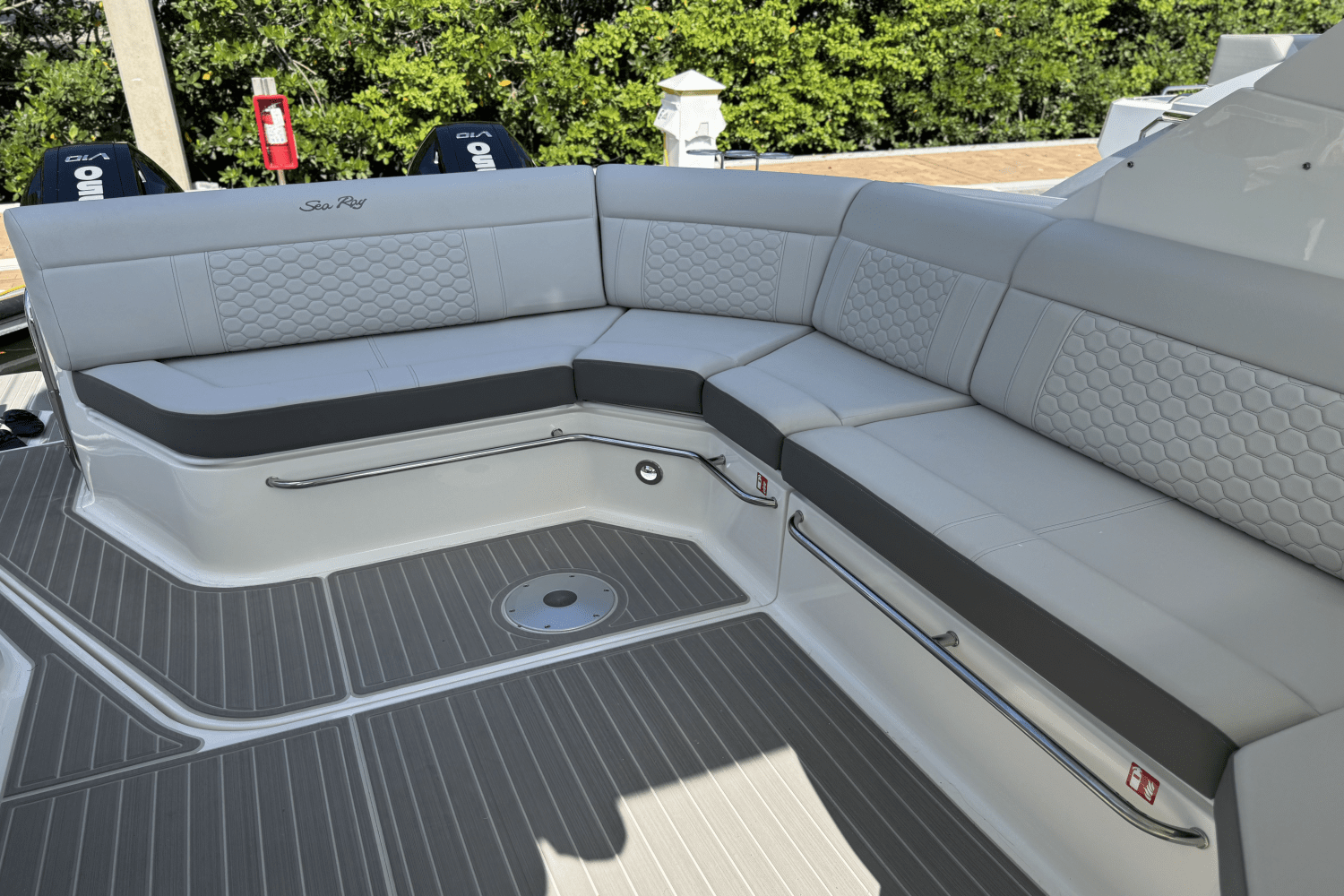 Slide: The Image of Sea Ray Sundancer 320 Outboard 2025 - 34