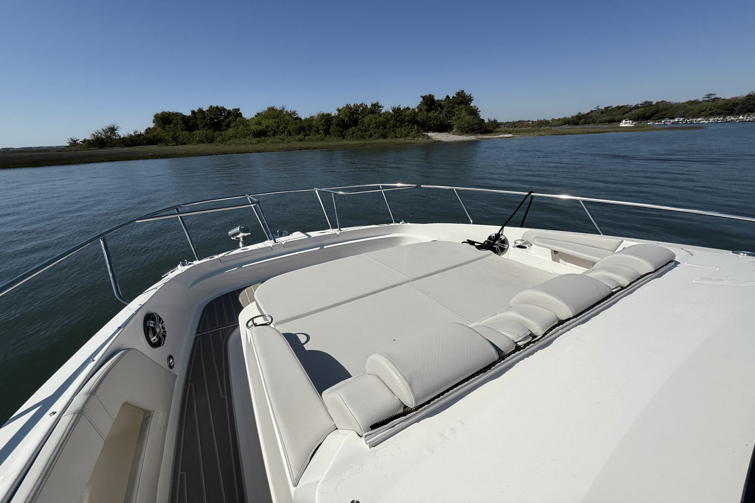 Slide: The Image of Sea Ray Sundancer 320 Outboard 2025 - 34