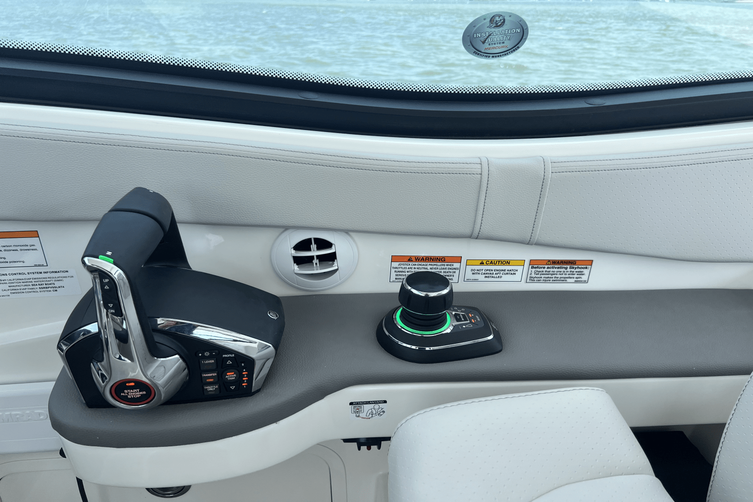 Slide: The Image of Sea Ray Sundancer 320 Outboard 2025 - 35