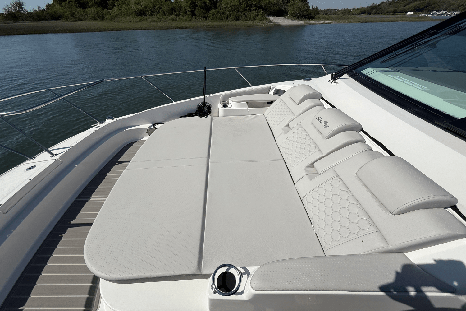 Slide: The Image of Sea Ray Sundancer 320 Outboard 2025 - 35