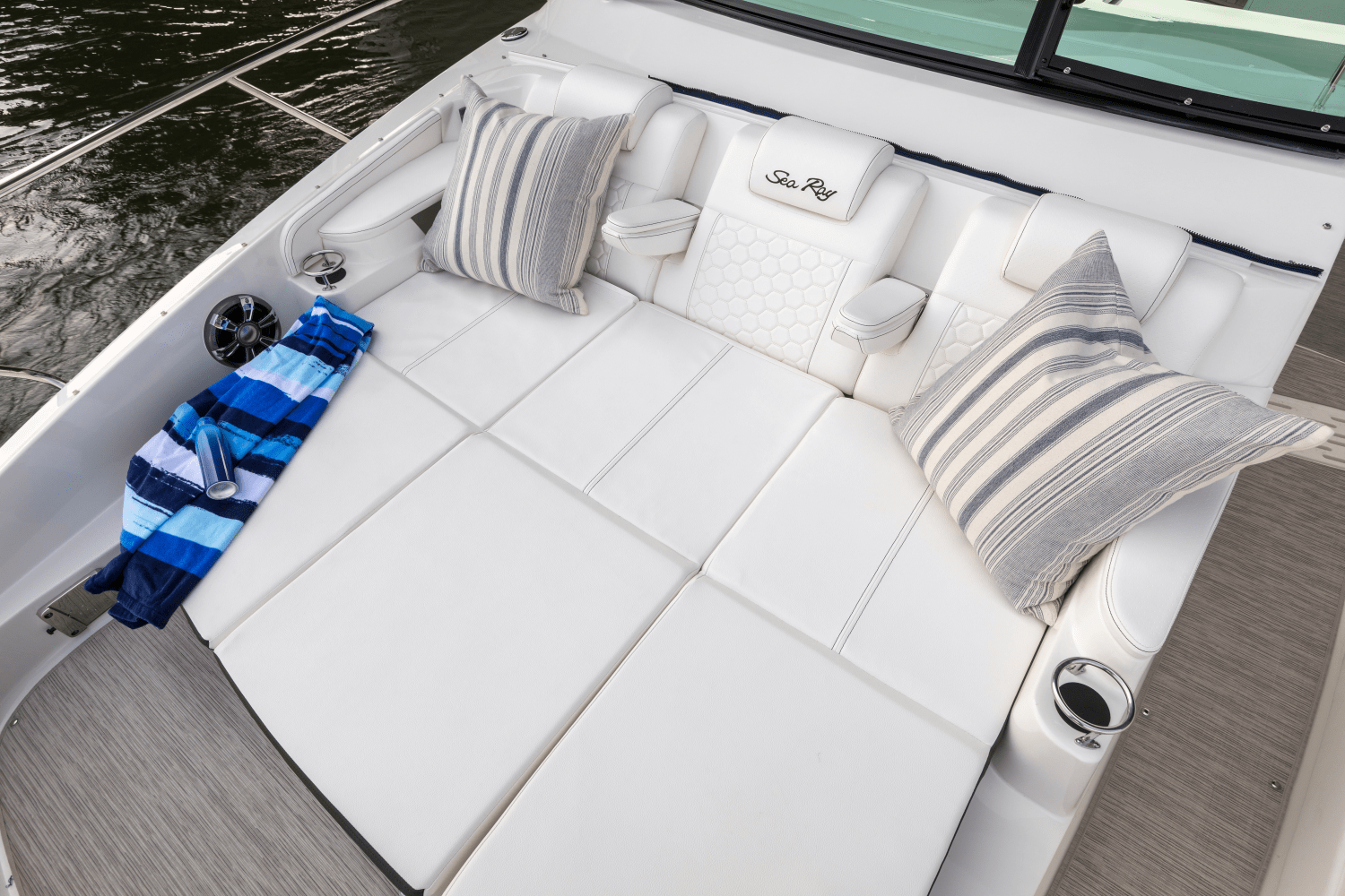 Slide: The Image of Sea Ray Sundancer 320 Outboard 2025 - 36