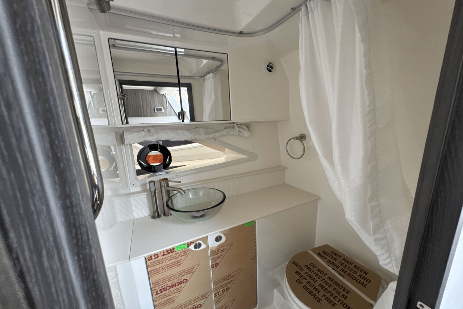 Slide: The Image of Sea Ray Sundancer 320 Outboard 2025 - 36