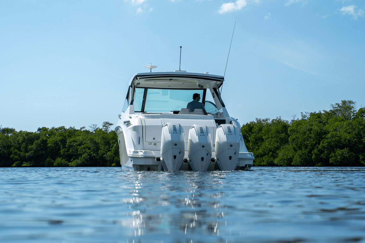 Slide: The Image of Sea Ray Sundancer 320 Outboard 2025 - 37