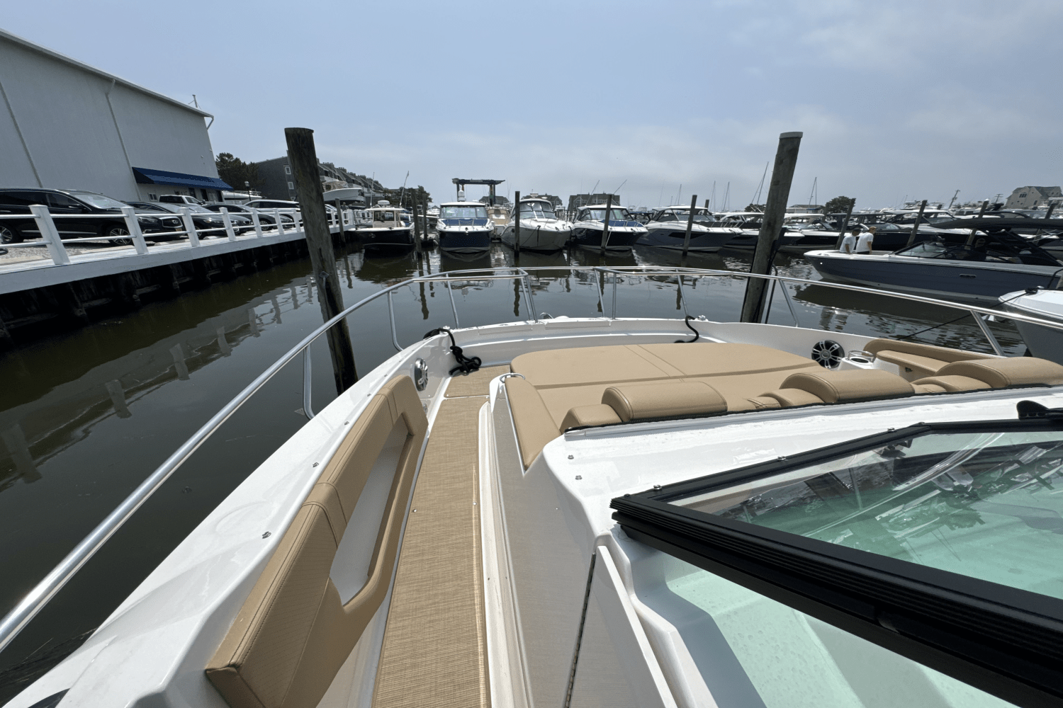 Slide: The Image of Sea Ray Sundancer 320 Outboard 2025 - 37