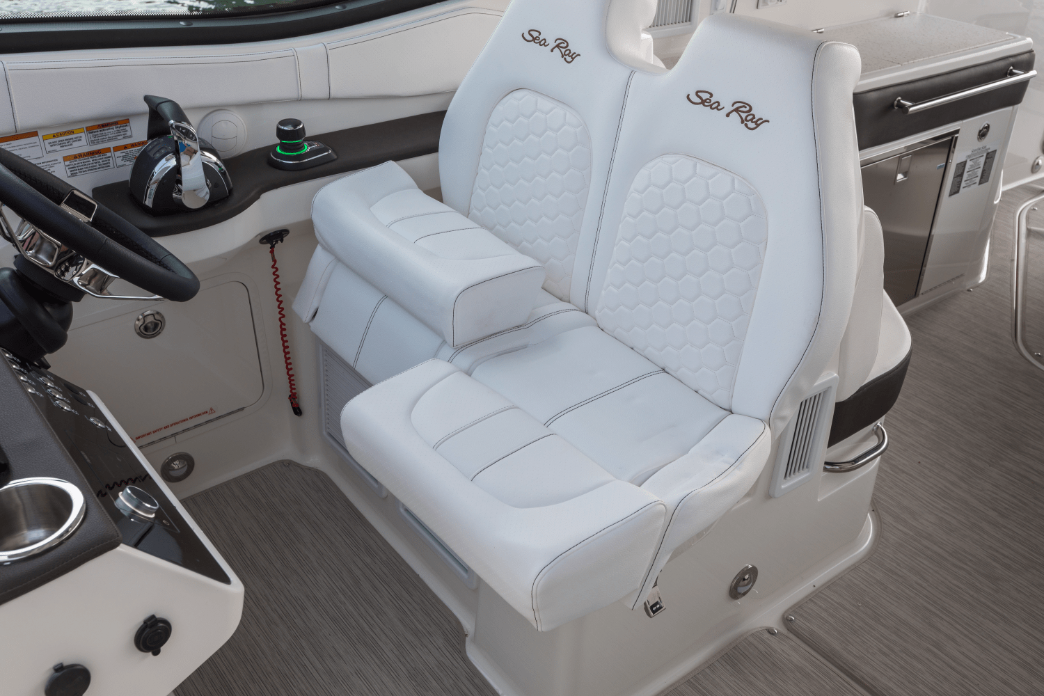 Slide: The Image of Sea Ray Sundancer 320 Outboard 2025 - 38