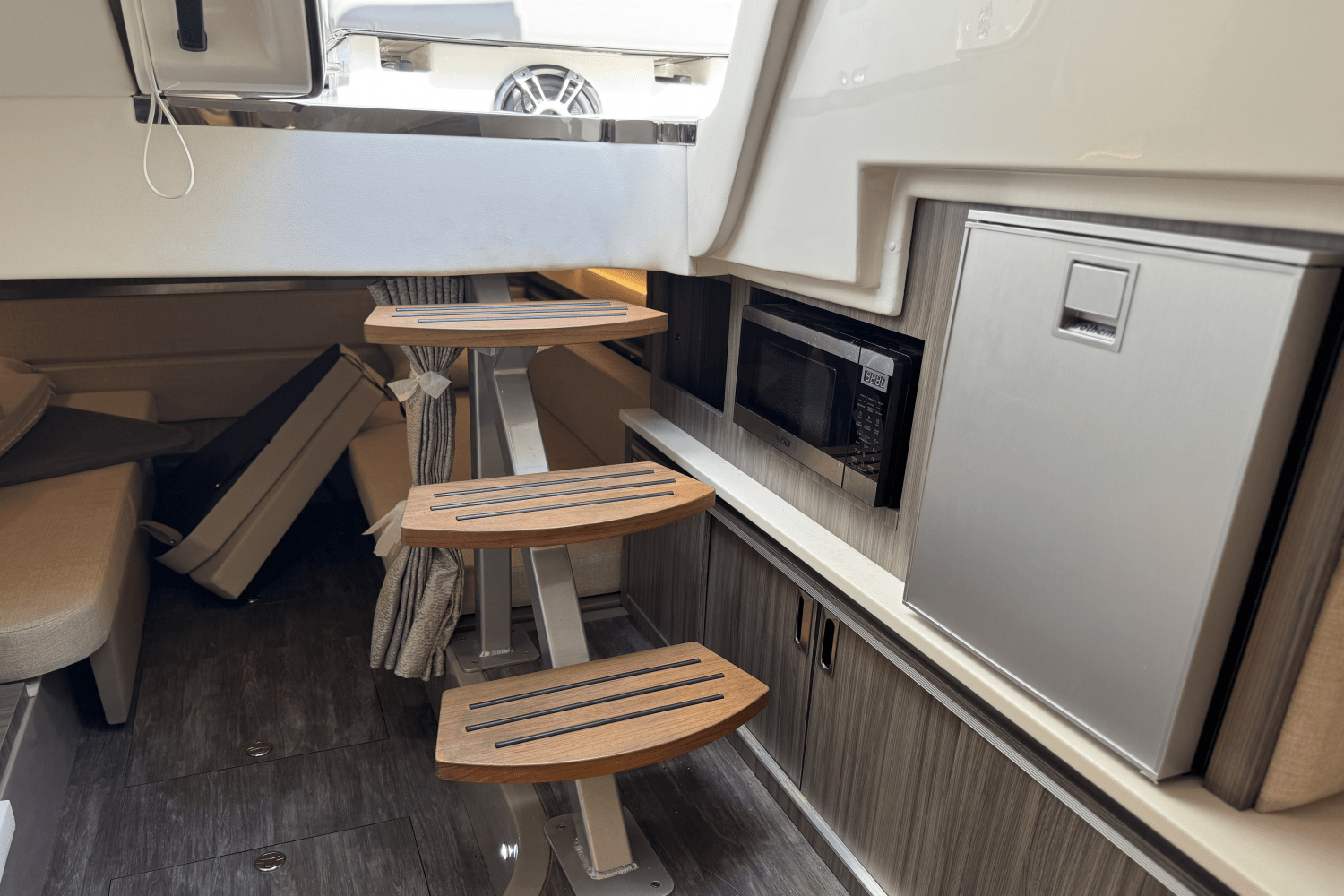 Slide: The Image of Sea Ray Sundancer 320 Outboard 2025 - 38