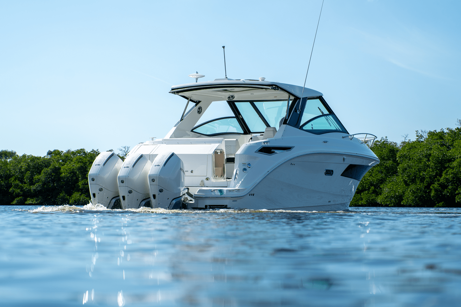 Slide: The Image of Sea Ray Sundancer 320 Outboard 2025 - 38