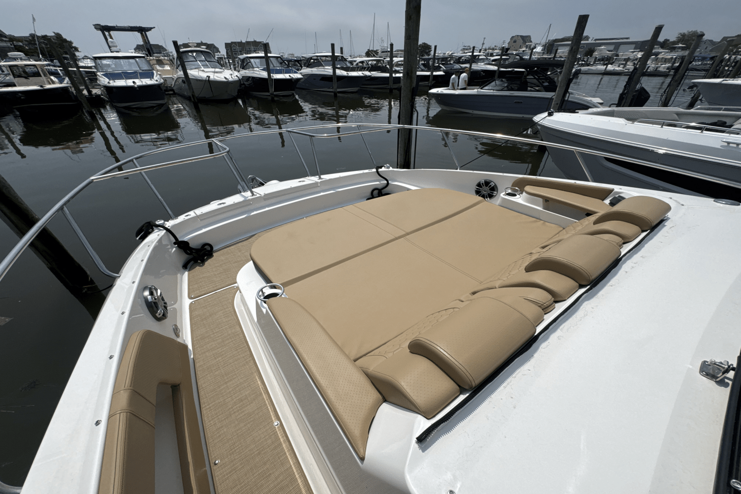 Slide: The Image of Sea Ray Sundancer 320 Outboard 2025 - 38