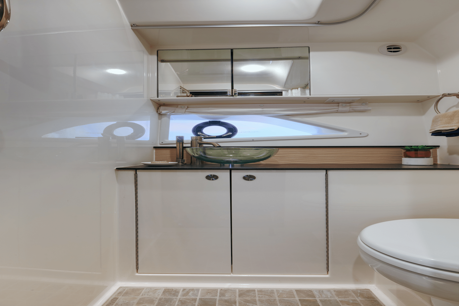 Slide: The Image of Sea Ray Sundancer 320 Outboard 2025 - 39