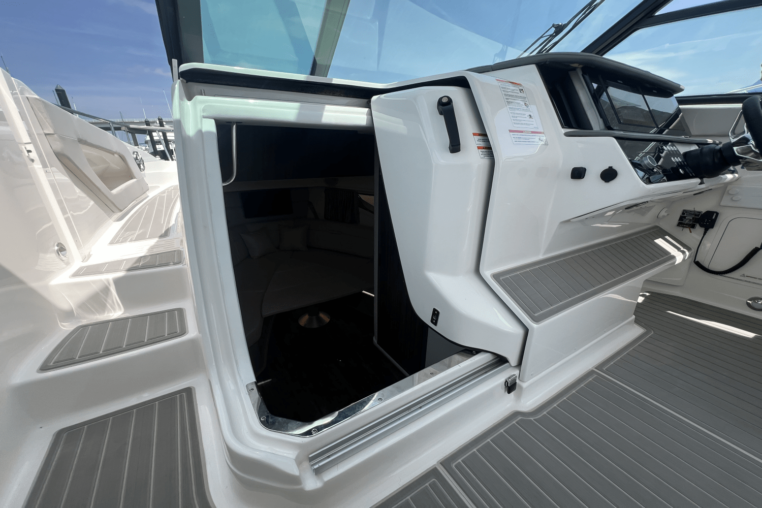 Slide: The Image of Sea Ray Sundancer 320 Outboard 2025 - 39