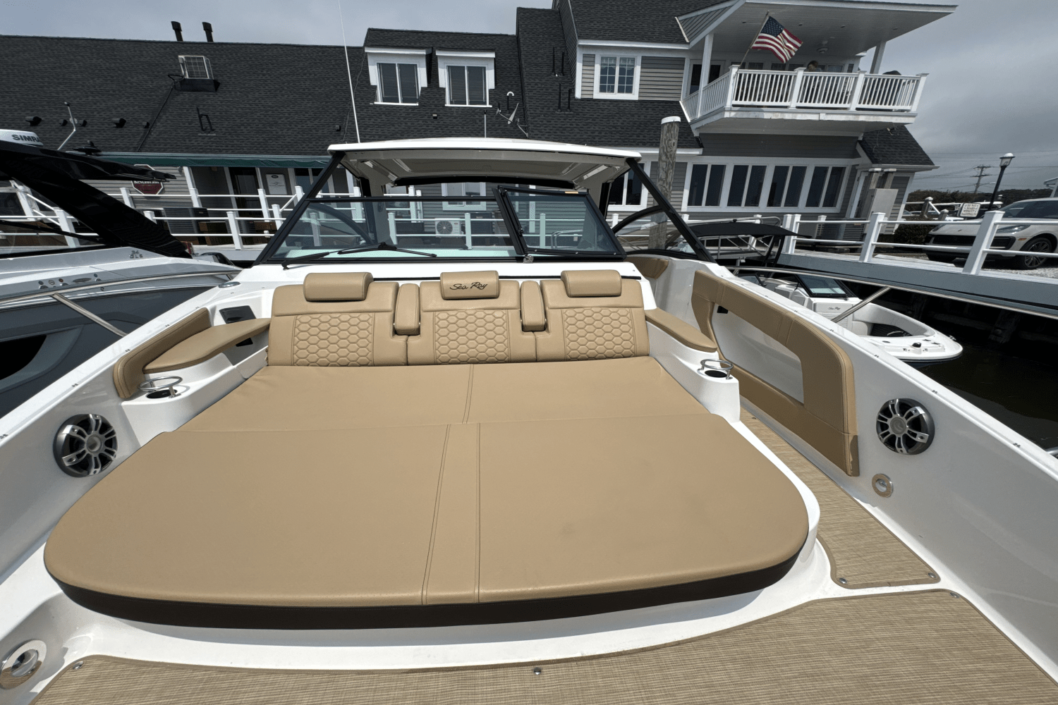 Slide: The Image of Sea Ray Sundancer 320 Outboard 2025 - 39