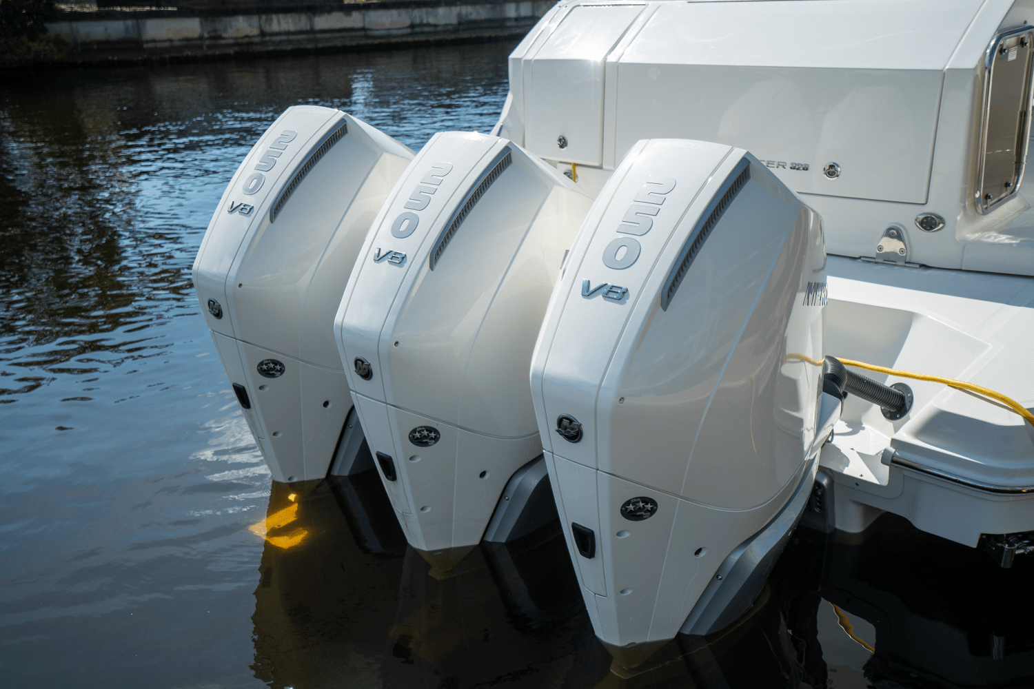 Slide: The Image of Sea Ray Sundancer 320 Outboard 2025 - 4