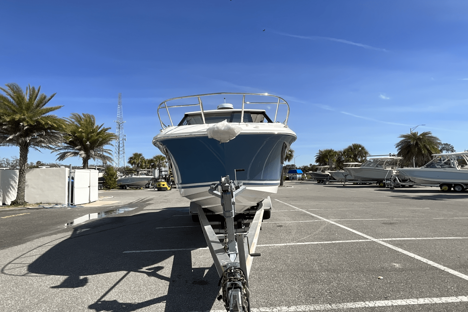 Slide: The Image of Sea Ray Sundancer 320 Outboard 2025 - 4