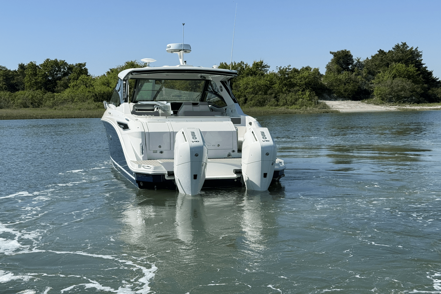 Slide: The Image of Sea Ray Sundancer 320 Outboard 2025 - 4