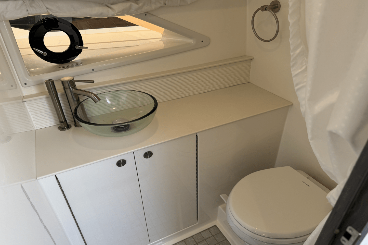 Slide: The Image of Sea Ray Sundancer 320 Outboard 2025 - 40
