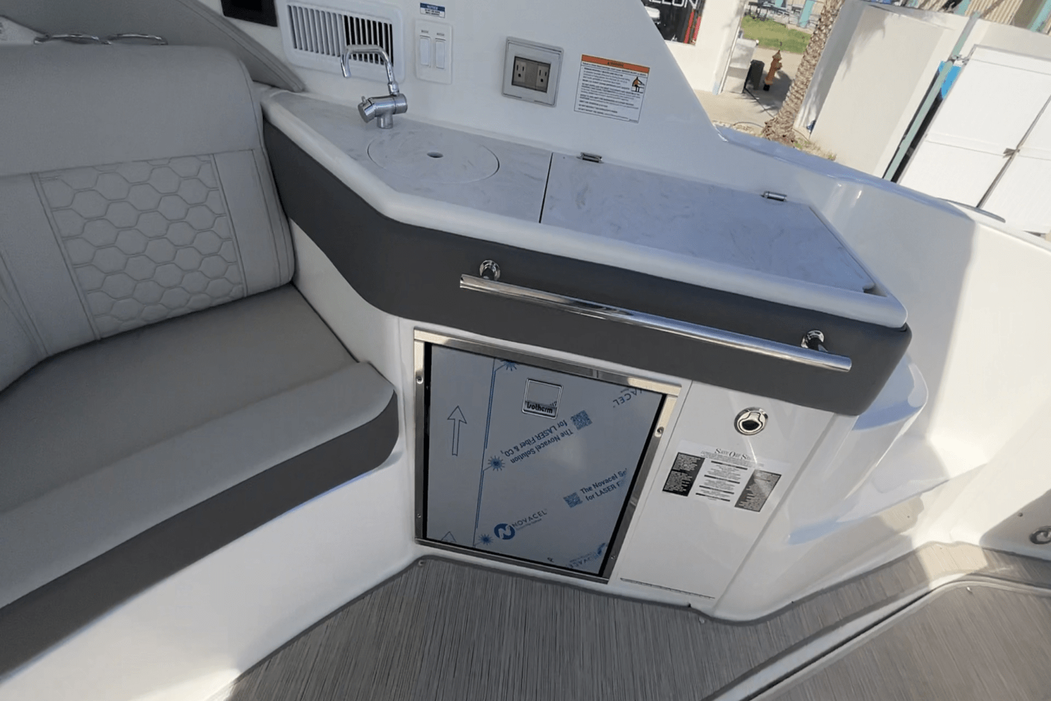 Slide: The Image of Sea Ray Sundancer 320 Outboard 2025 - 41