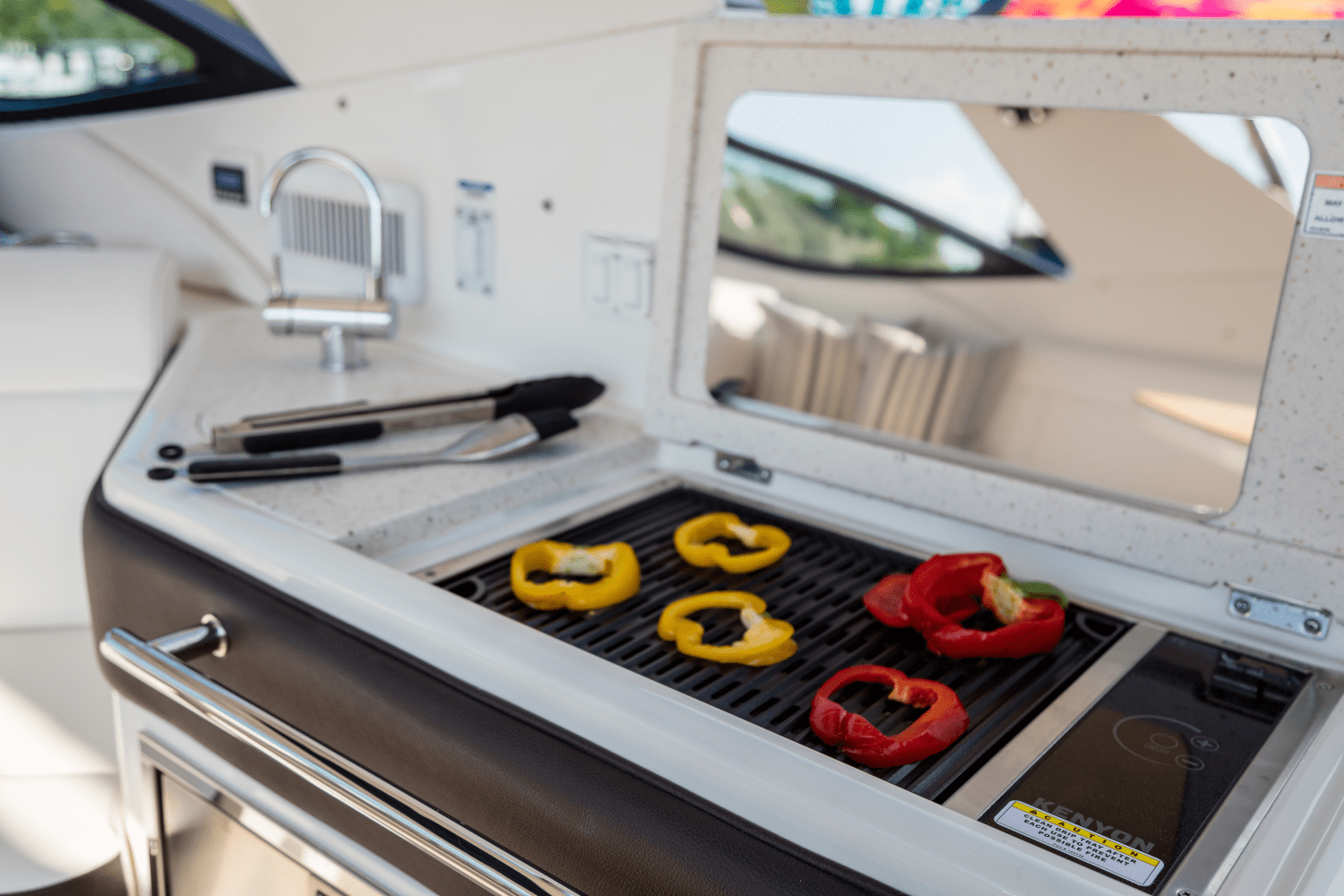 Slide: The Image of Sea Ray Sundancer 320 Outboard 2025 - 41