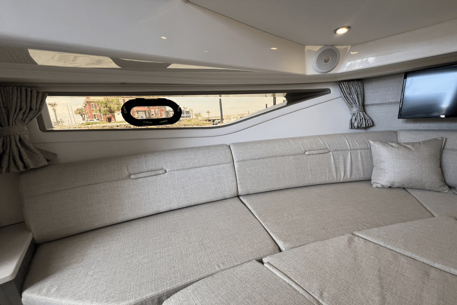 Slide: The Image of Sea Ray Sundancer 320 Outboard 2025 - 41