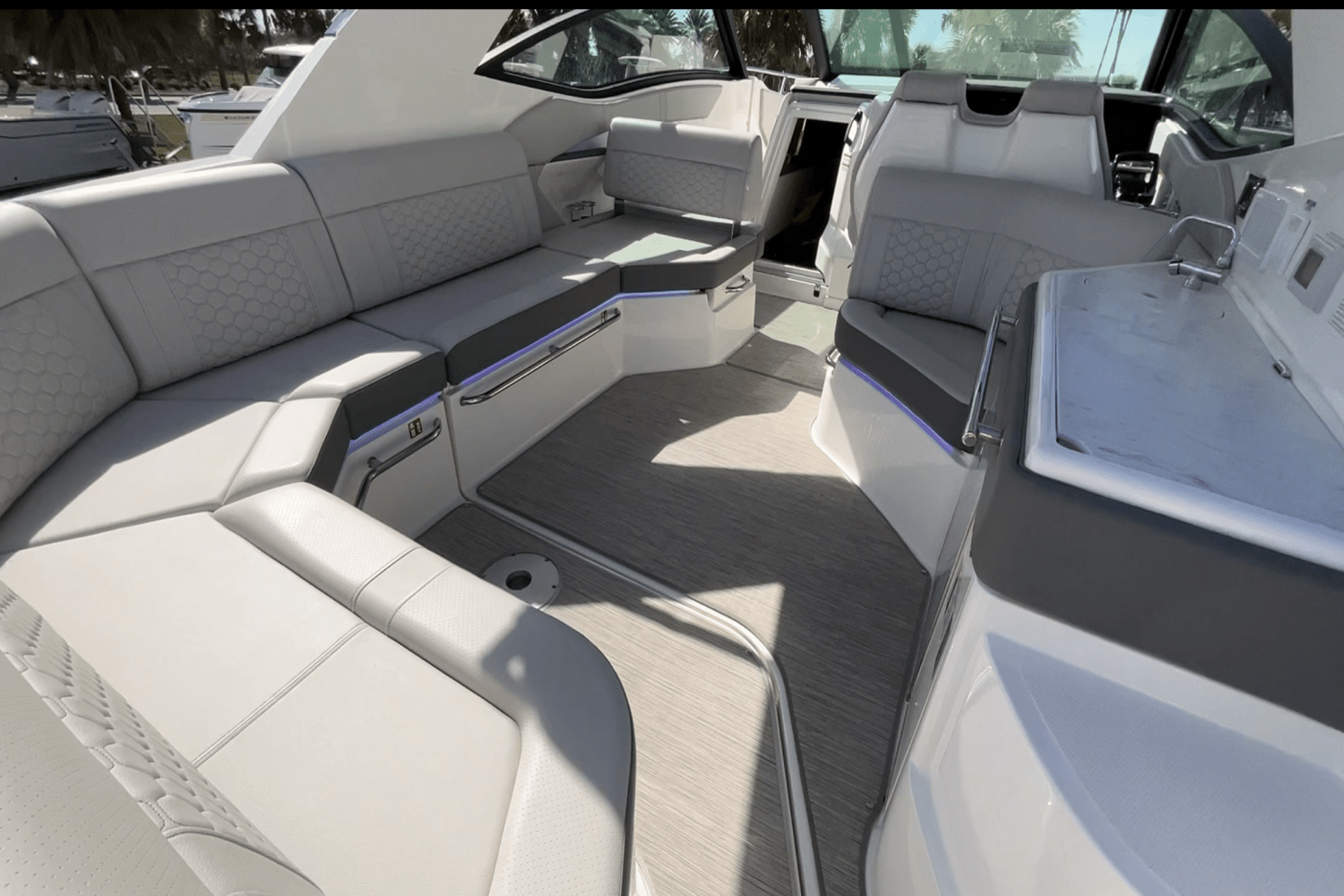 Slide: The Image of Sea Ray Sundancer 320 Outboard 2025 - 42