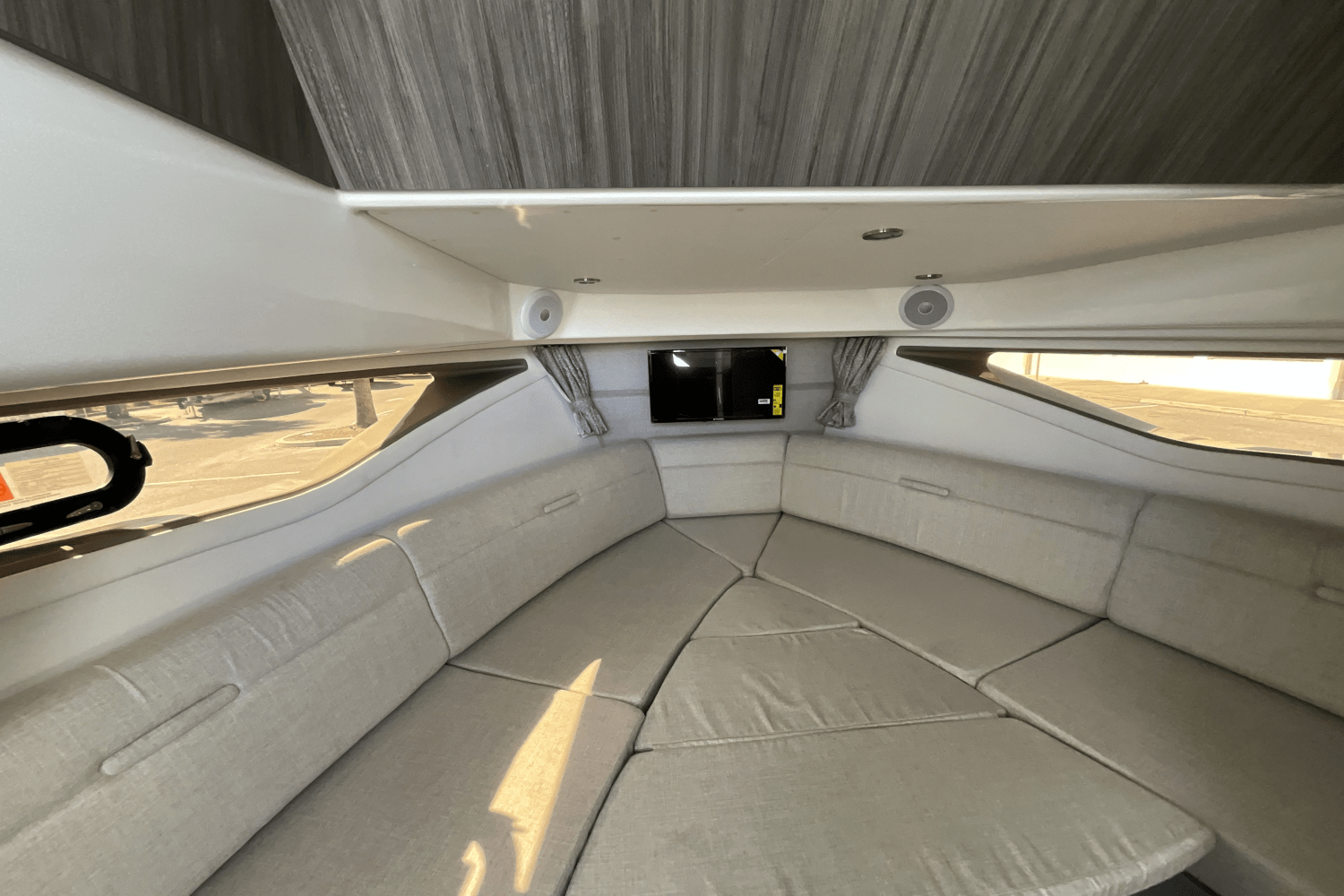 Slide: The Image of Sea Ray Sundancer 320 Outboard 2025 - 43