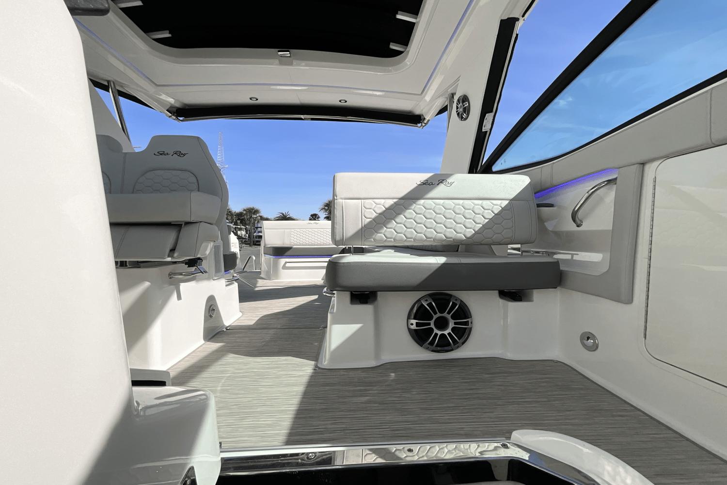 Slide: The Image of Sea Ray Sundancer 320 Outboard 2025 - 44