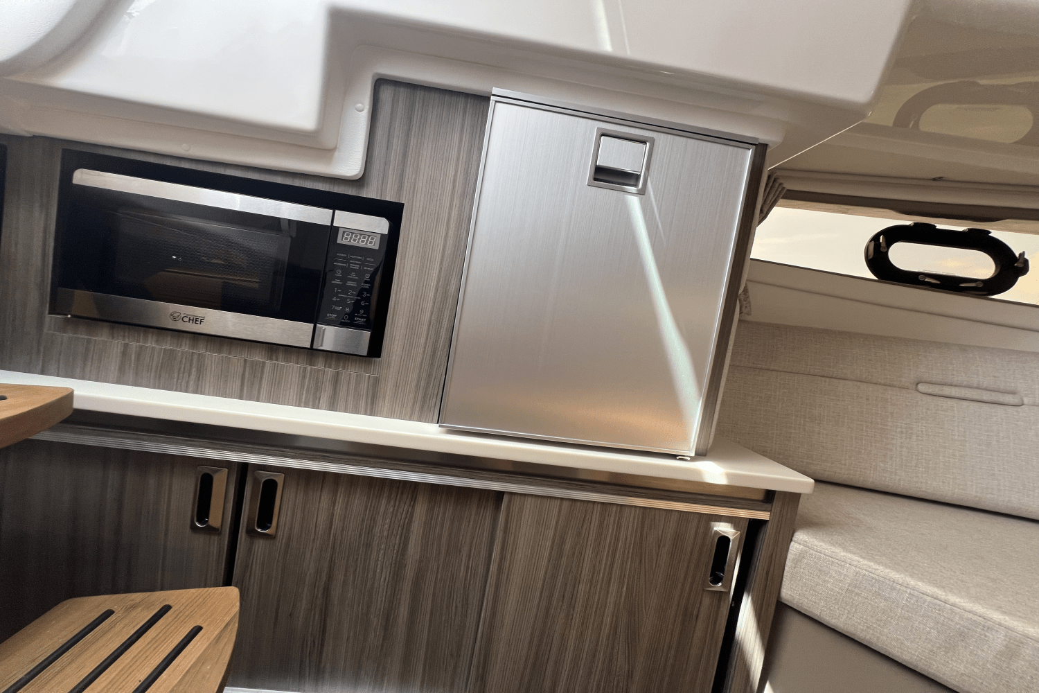 Slide: The Image of Sea Ray Sundancer 320 Outboard 2025 - 44