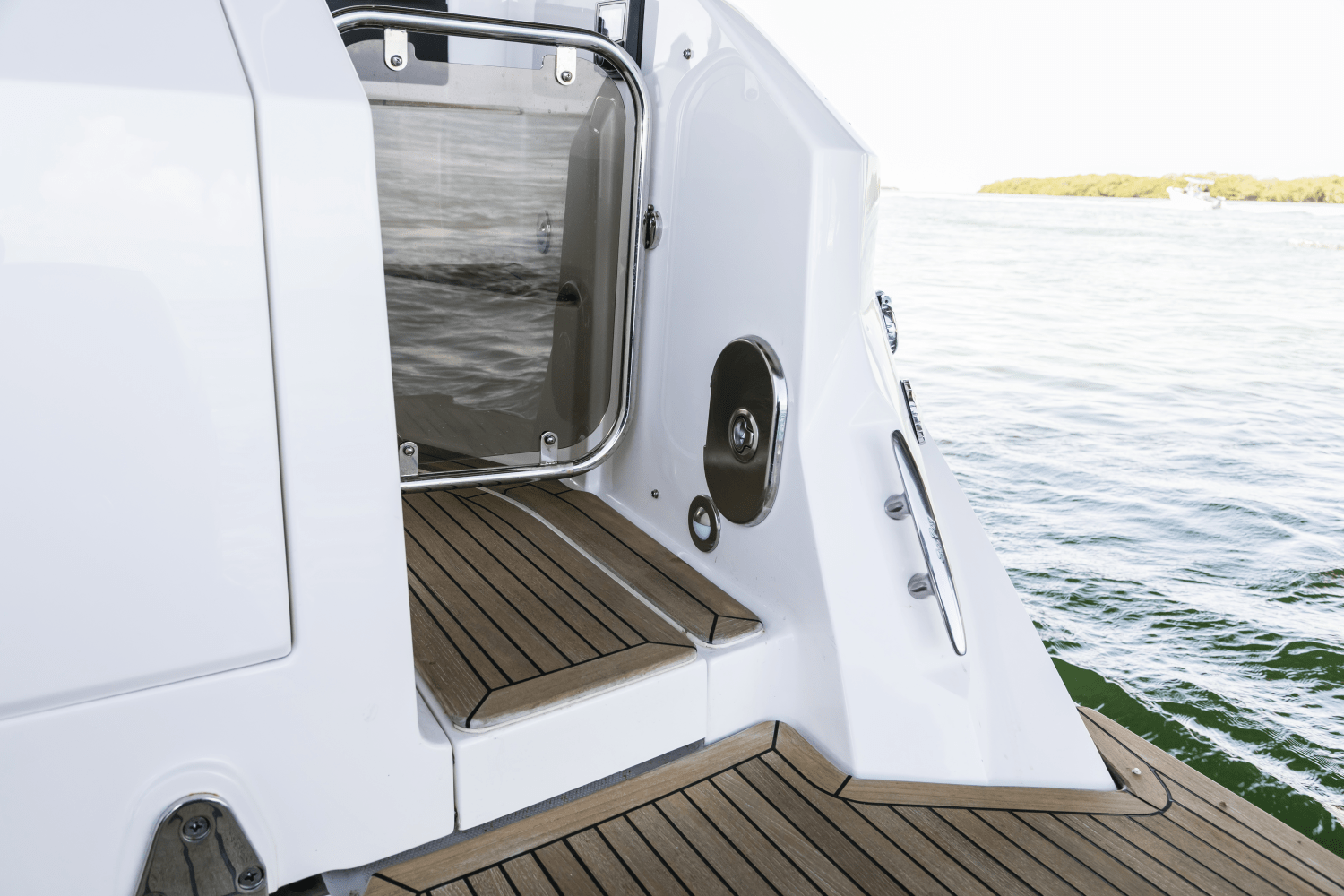 Slide: The Image of Sea Ray Sundancer 320 Outboard 2025 - 45