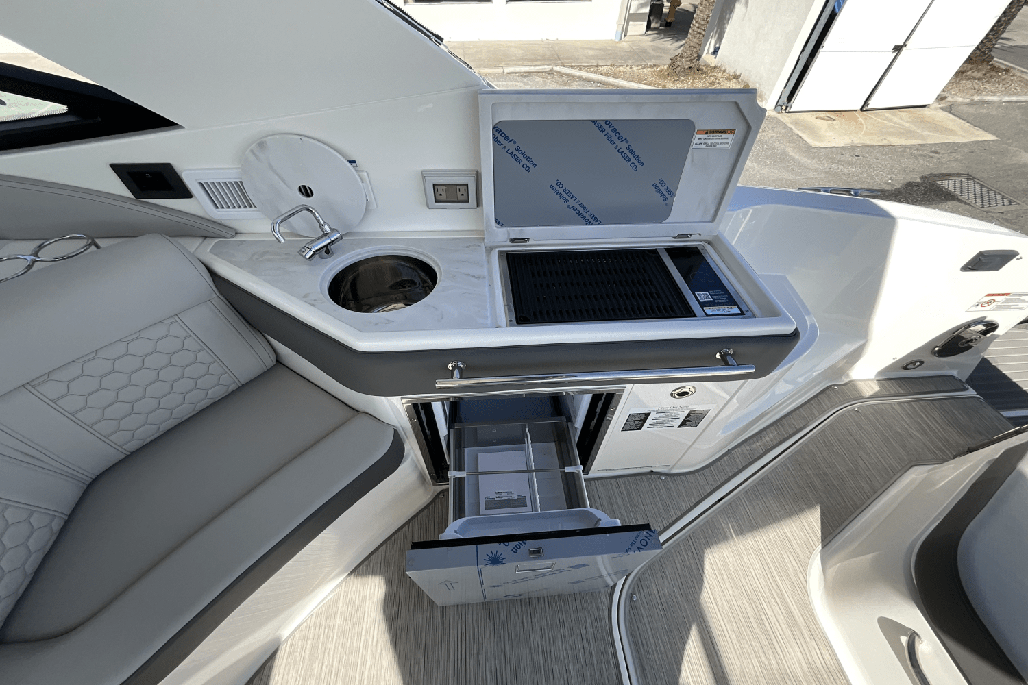 Slide: The Image of Sea Ray Sundancer 320 Outboard 2025 - 48
